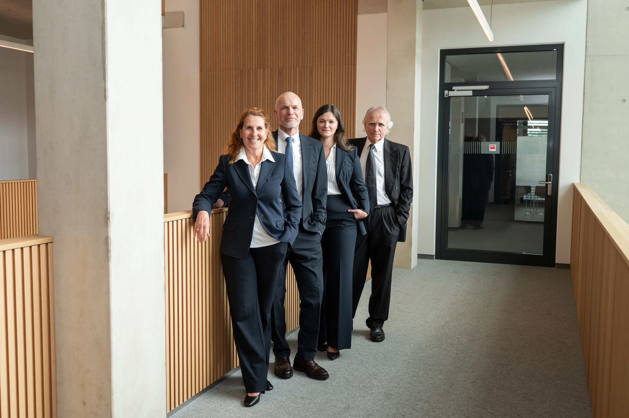 Anwältinnen und Anwälte der Kanzlei Duckscheer und Partner im Flur der Kanzlei