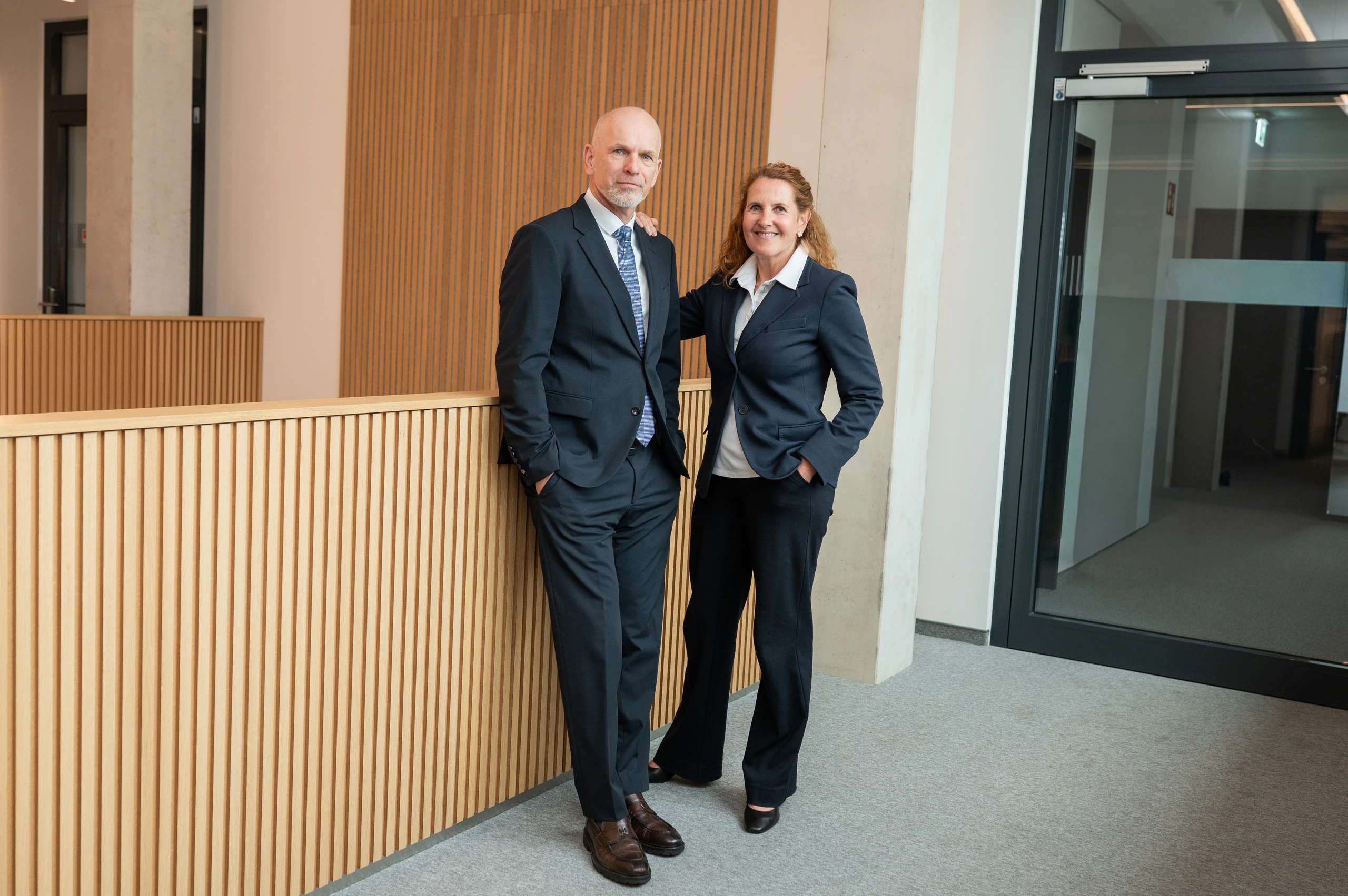 Jens Hermanns und Angelika Luhrenberg im Flur der Kanzlei